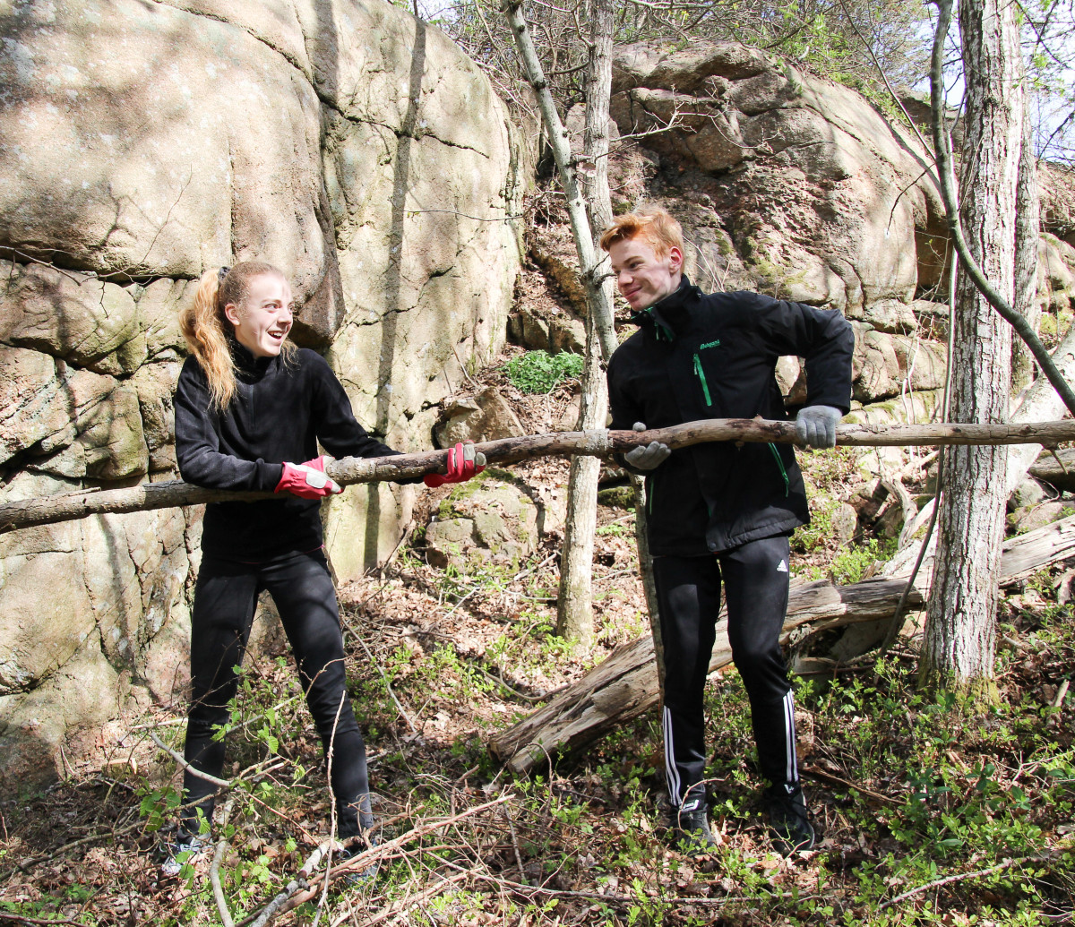 Anna och Vincent hjälper varandra Foto:Lars Joelsson