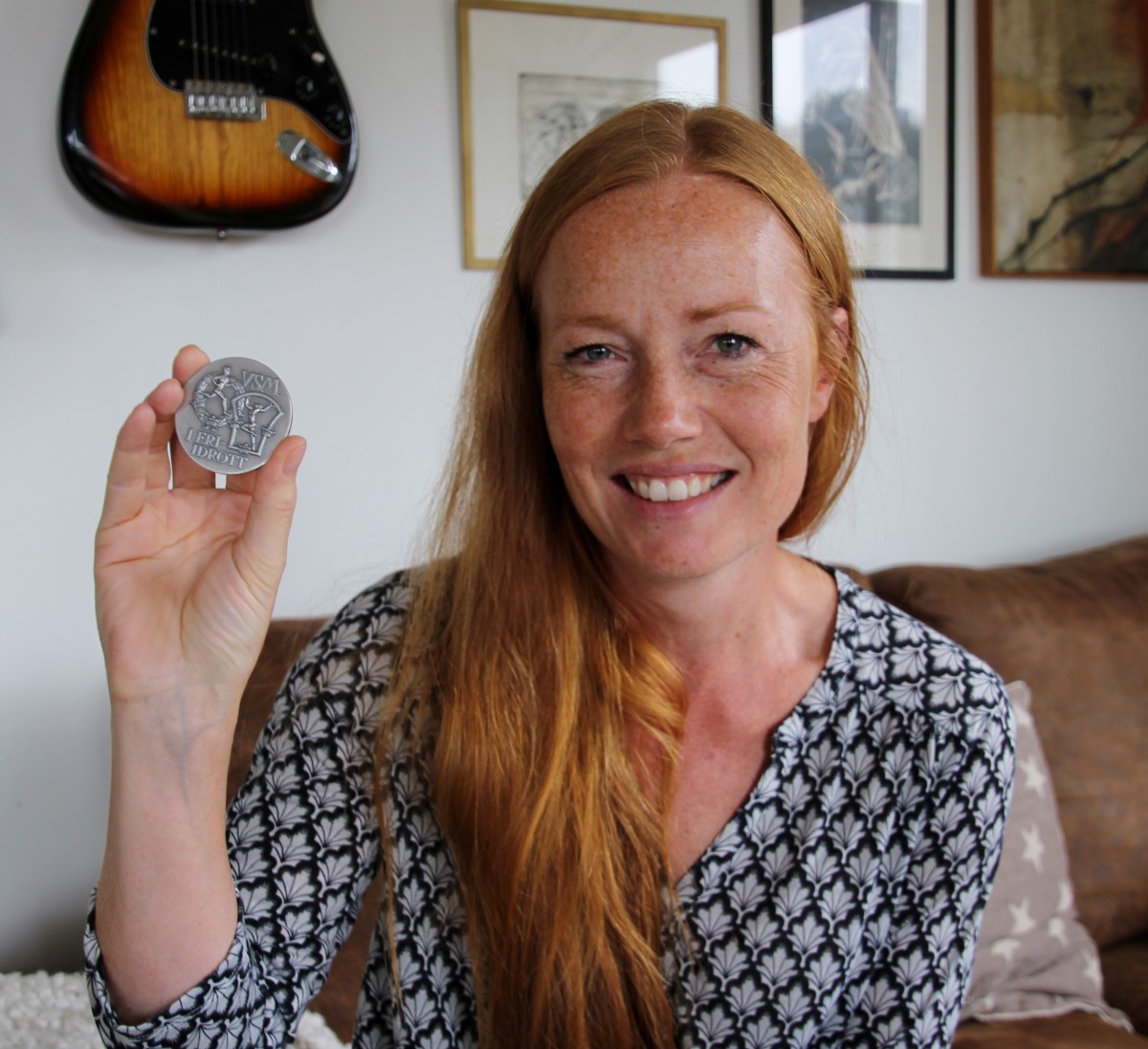 Annette visar sin silvermedalj. Foto:Lars Joelsson