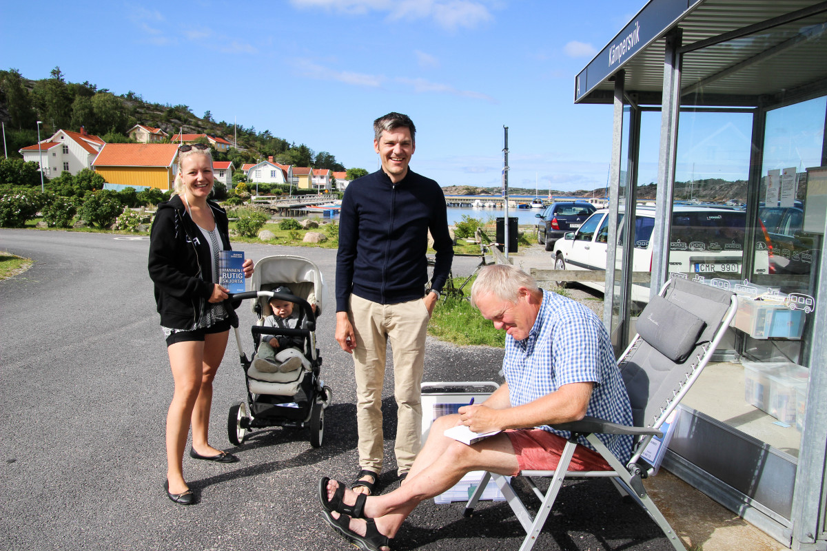 Magnus signerar en bok till Magnus Joelsson medan Tove Bengtsson med sin son Vidar väntar på sin tur. Foto:Lars Joelsson