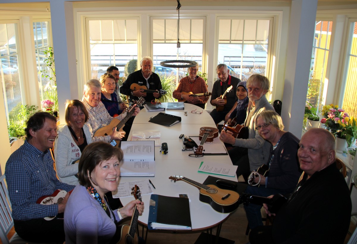 Kämpersviks ukulele orkester tränar för nästa uppträdande. (saknas på bild gör Herde Andersson samt fotografen Lars Joelsson)