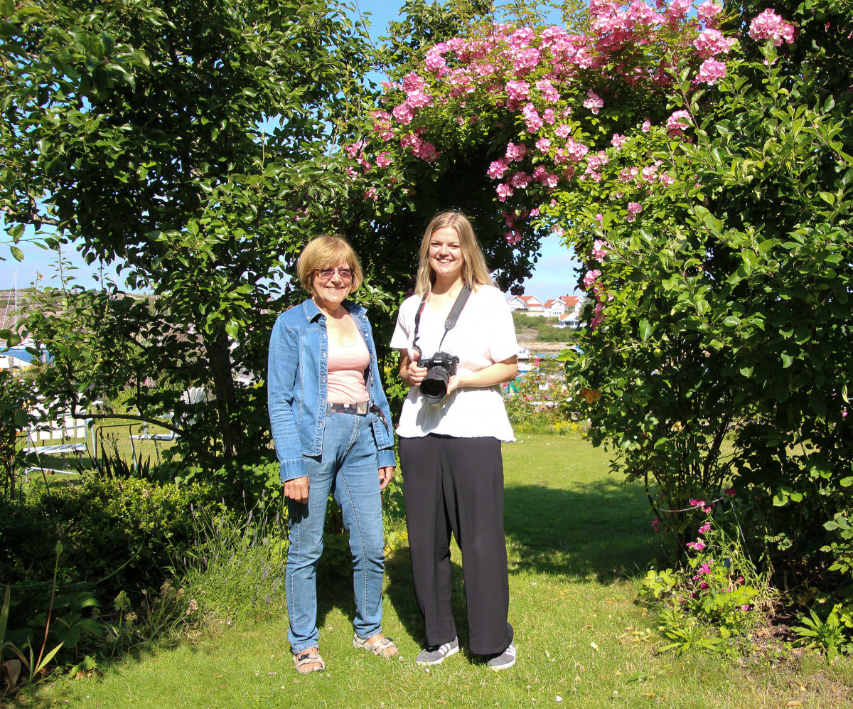 Anette och Josefin under klängrosen Valdemar. Foto: Lars Joelsson
