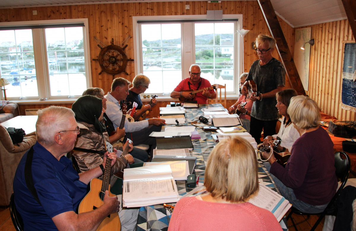 Repetition i Ukuleleorkestern Foto: Lars Joelsson